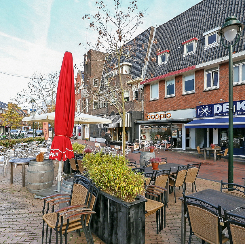 Eetcafé aan plein in Hilversum