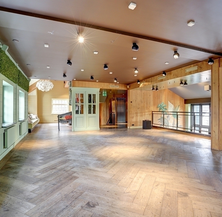 Ruim Restaurant aan havenkom