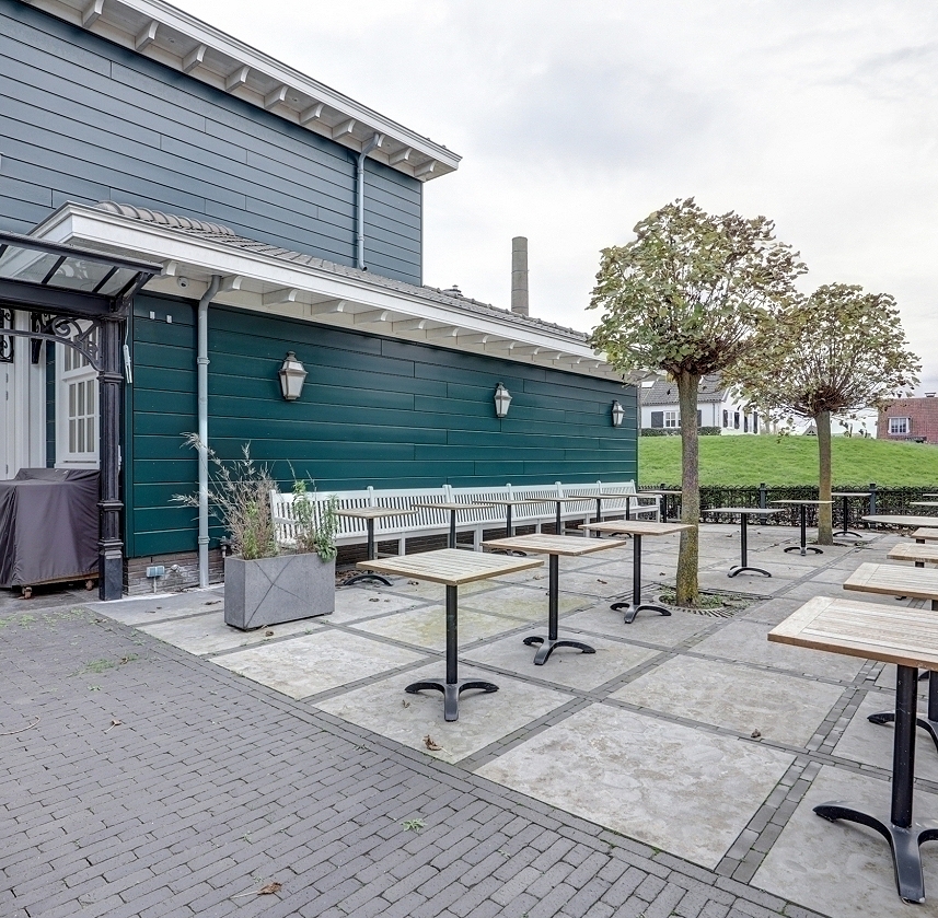 Ruim Restaurant aan havenkom