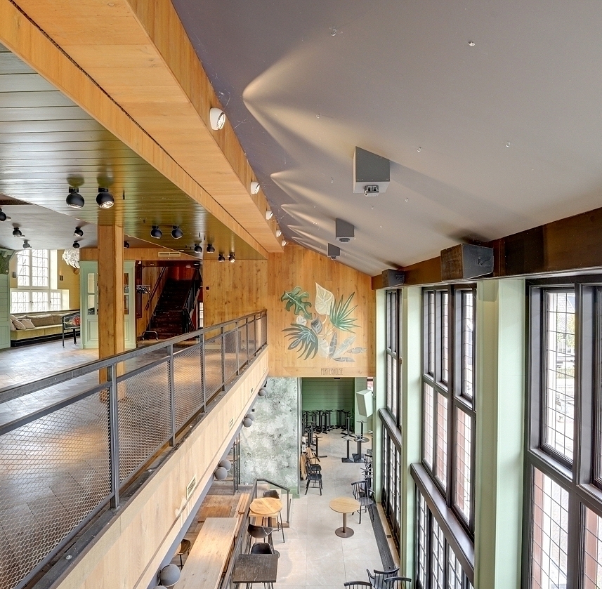 Ruim Restaurant aan havenkom